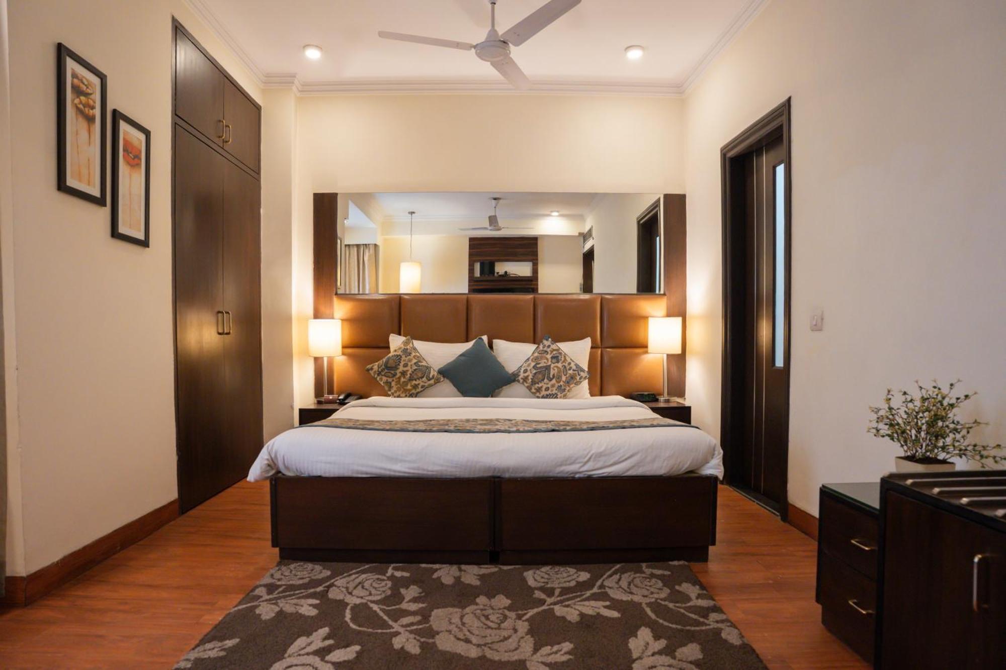 Ahuja Residency Cyber City II Gurgaon Exterior photo