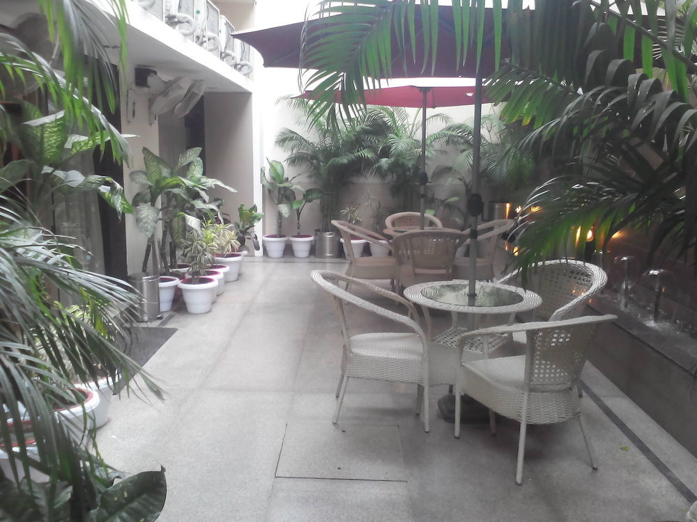 Ahuja Residency Cyber City II Gurgaon Exterior photo